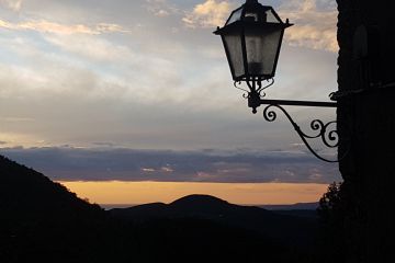 Dalla sommità della scalinata che congiunge Via delle Mura con Via del Giglio si gode, nelle calde serate d'estate, un panorama i cui colori rasentano la totalità di quelli presenti sulla tavolozza di un pittore impressionista. "Piccoli quadretti impressionistici", si direbbe se in mente ci venisse qualche componimento di Giovanni Pascoli, le cui brevi poesie contenute nella famosissima raccolta "Mirycae" la cui bellezza è singolare poiché nessuno si aspetterebbe di scorgere quel lembo di mar ligure che bagna le coste di Rosignano e si spinge fin su verso il Romito di Livorno. 